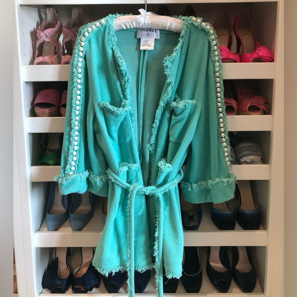 Gorgeous Chanel Green jacket w/Pearl Embellishment, beautiful Metallic Thread - Picture 12 of 12